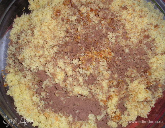 В глубокую миску кладем бисквитную крошку, грильяжную крошку, какао, перемешиваем.