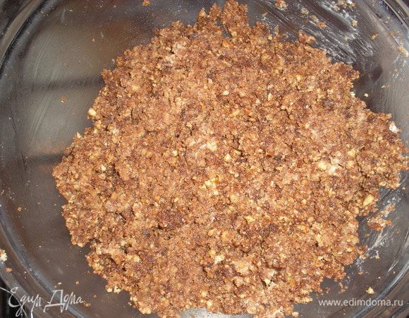 Добавляем крем, коньяк и хорошо вымешиваем ложкой.