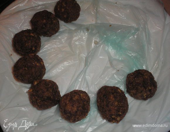 Формируем ложкой или мокрыми руками шарики размером с большой грецкий орех.Отправляем сформированые пирожные на 30-40 минут в морозильную камеру.