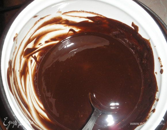 Готовим глазурь: щоколад и сливочное масло растапливаем на водяной бане.