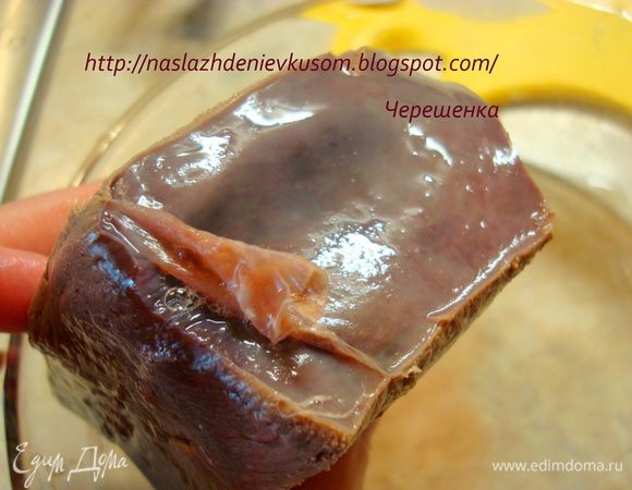 Печень промыть, положить в мисочку и ошпарить кипятком, можно только с той стороны, где есть пленка… 