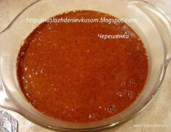 Перелить в миску, добавить манку, гречневую муку, соду и соль, все тщательно перемешать… Накрыть крышкой и дать постоять 10-15 минут… Тесто должно получится как на оладьи… Если тесто получилось слишком жидкое, то просто добавьте еще немного муки… Если у вас противопоказания к глютену, то смело заменяйте манку кукурузной мукой, тоже очень интересно и вкусно получается... 