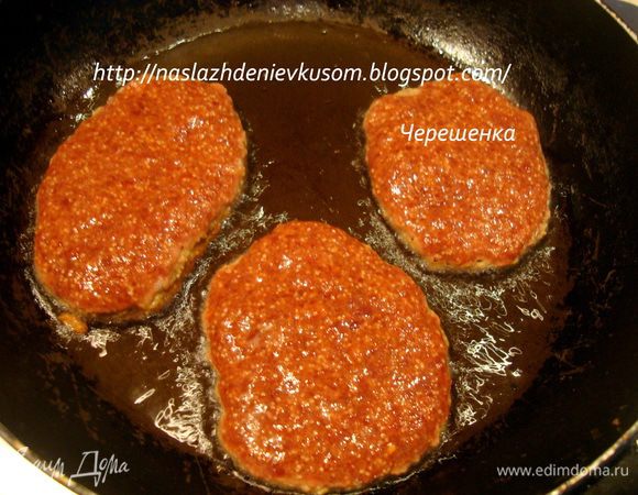 Обжарить оладушки на растительном масле буквально по 1-2 минуты с каждой стороны, только для того, чтобы оладушки «схватились»…