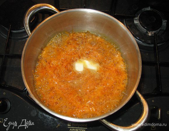 В небольшом количестве воды с добавлением сливочного масла варить минут 15тёртую на мелкой тёрке морковь. Затем всыпать медленно манную крупу и варить ещё минут 10. Если масса сразу превратилась в пюре-подлейте воды. Остудите смесь