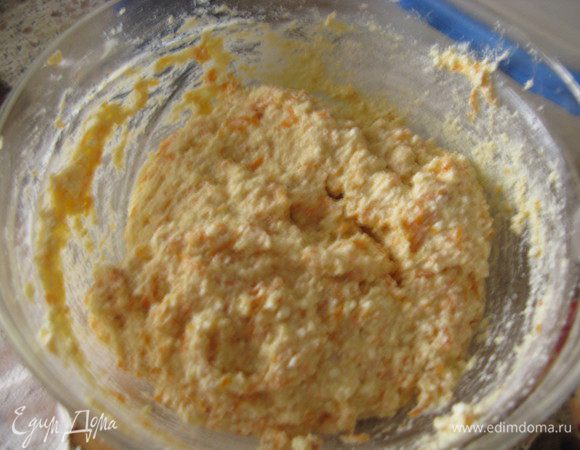 Творог смешайте с сахаром, солью и яйцом. Добавьте охлаждённую манно-морковную смесь. Муку, чтоб тесто не было жидким, а таким, чтоб брать руками и формировать сырники. 