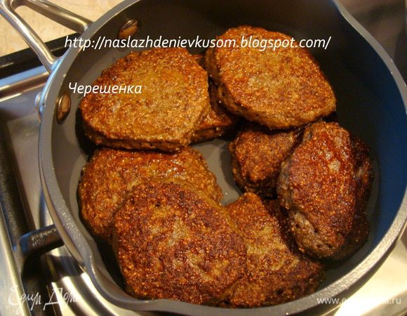 После обжарки складывайте оладушки сразу в ту кастрюльку, в которой потом вы будете их тушить…