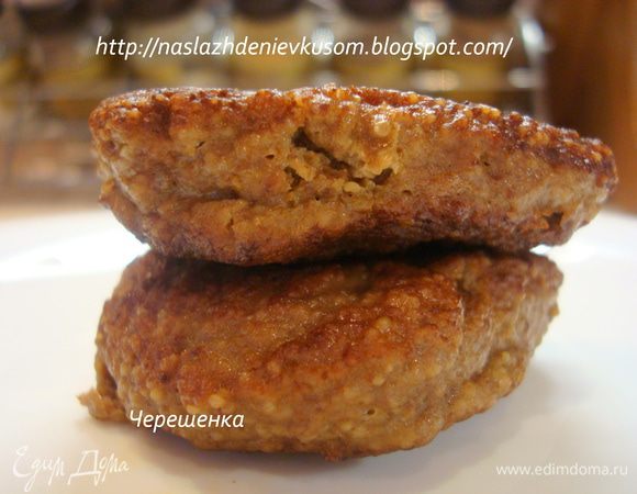 Когда оладушки все обжарены и сложены в кастрюльку, наливаем полстакана горячей воды, доводим до кипения, ставим огонь на минимум и при закрытой крышке тушим 20 минут… Через 10 минут необходимо добавить еще полстакана воды… Вот такие пышечки у нас получились… 