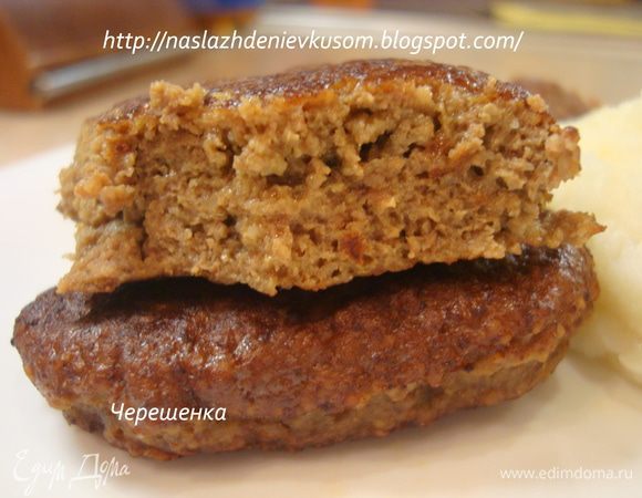 Кстати, водичка, в которой тушились оладушки, превратилась в очень симпатичную и вкусную подливку, которой можно полить ваш гарнир: картошечку-пюре, гречку или макарошки… А вот такие оладушки в разрезе, посмотрите какие сочные и пышные…