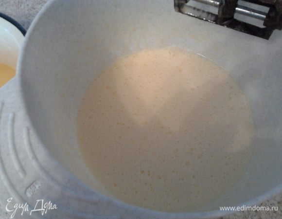 Яйца взбить с сахаром