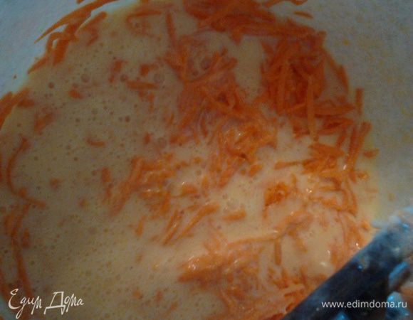 Затем натертую на крупной терке морковку