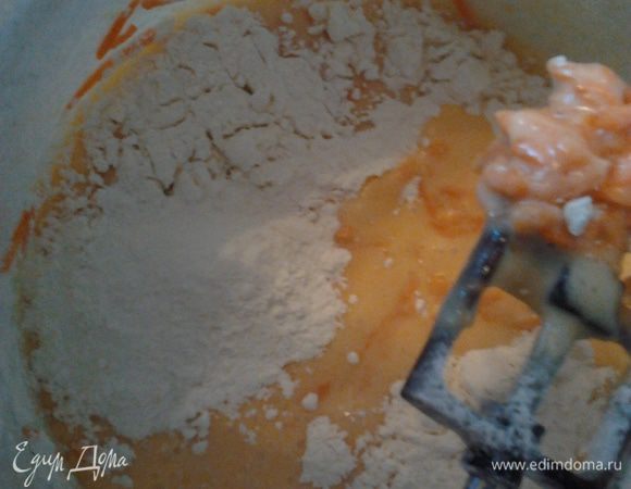 Смешать муку с разрыхлителем,добавить в тесто и ван.сахар