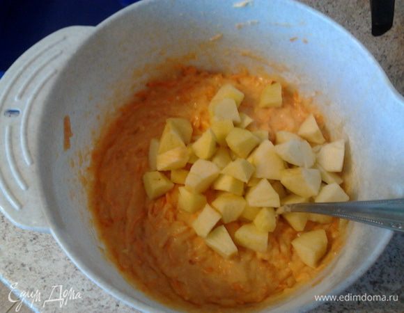 Добавить очищенные и порезанные мелкими кубиками яблоки.Перемешать. 