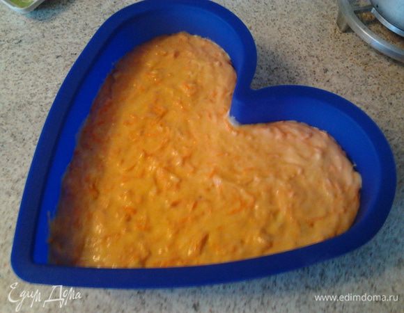 Тесто выложить в форму смазан. маслом(у меня силиконовая,ее смазывать не надо)