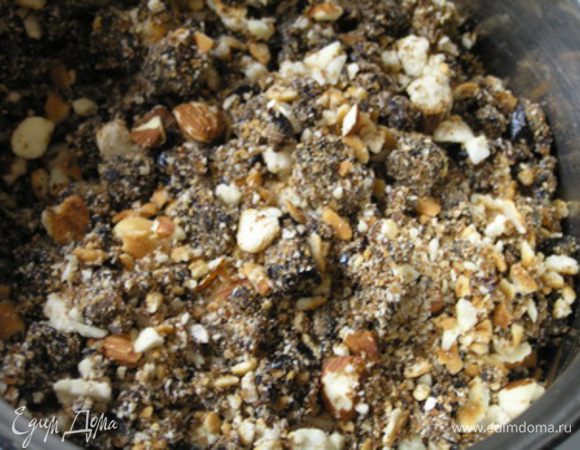 затем добавить измельченную в блендере массу, тщательно перемешать,