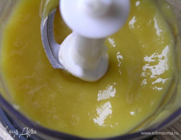 А пока приготовить мусс (подробно здесь http://www.edimdoma.ru/recipes/39470 ) Манго выложить в чашу блендера, измельчить.  
