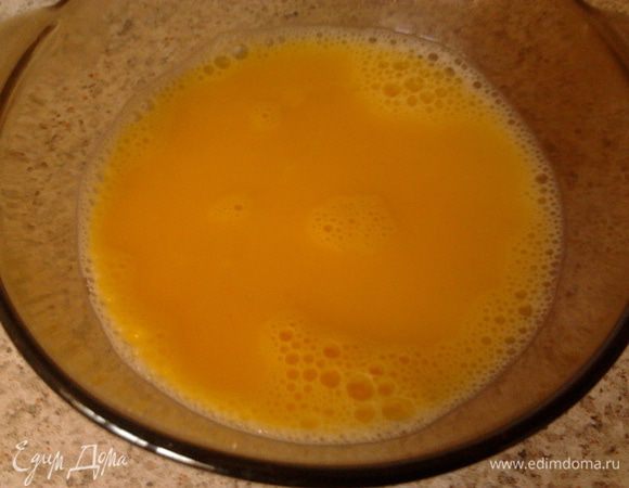 Яйца взбить с щепоткой соли,перемешать