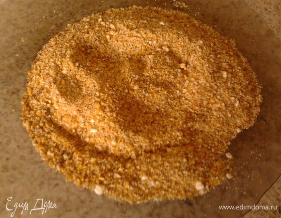 В отдельную посуду насыпать пан.сухарей