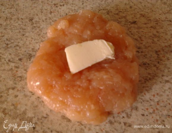 Взять влажными руками немножко куриного фарша,положить на него небольшой кусочек сл.масла и сформировать котлетку