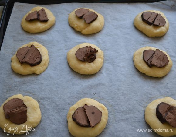 Тоже самое делаем и с начинкой из шоколада,у меня конфеты.
Выпекаем при 190 гр 15 мин.
Сверху присыпать сахарной пудрой. Приятного чаепития!