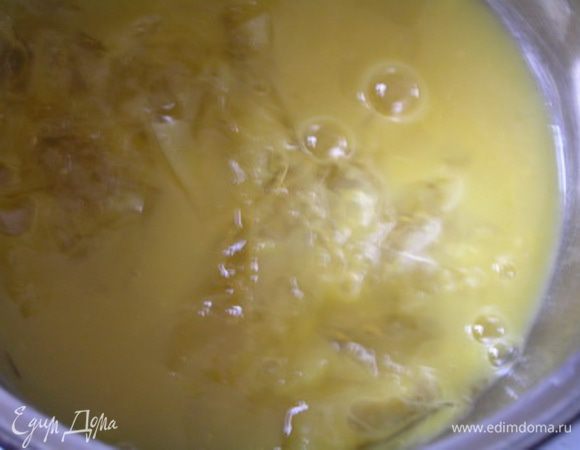 Листы желатина замочить в холодной воде на 10 минут (см. инструкцию на пачке). Затем отжатый желатин нагреть в части апельсинового сока до растворения, 