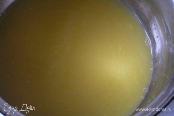 добавить оставшийся апельсиновый сок, сироп манго, сок лимона и сахарную пудру, перемешать.