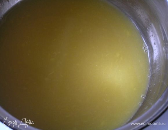 добавить оставшийся апельсиновый сок, сироп манго, сок лимона и сахарную пудру, перемешать. 