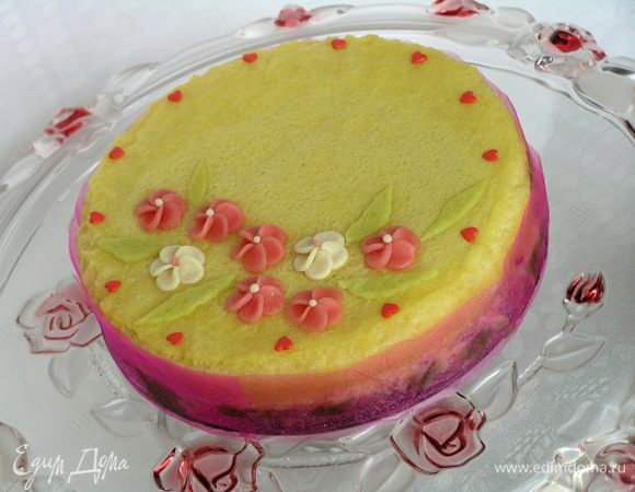 За час до подачи переложить торт в холодильник, украсить по желанию. У меня марципановые цветочки и листья http://www.edimdoma.ru/recipes/39390, а также кондитерская посыпка в виде сердечек. 