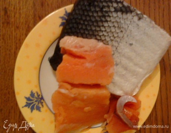 Рыбу вымыть, обсушить, сделать надрез вдоль хребта (я беру филе). Натереть смесью соли и сахара, внутри брюшка и спинки, и снаружи.
Завернуть в полотенце, положить в емкость, два раза в сутки переворачивать с бока на бок,чтоб просаливалась своим соком.
Через сутки можно есть!

Приятного аппетита!