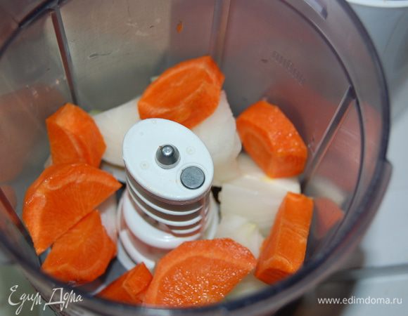 Лук и морковь измельчить в блендере. Хлеб залить молоком.