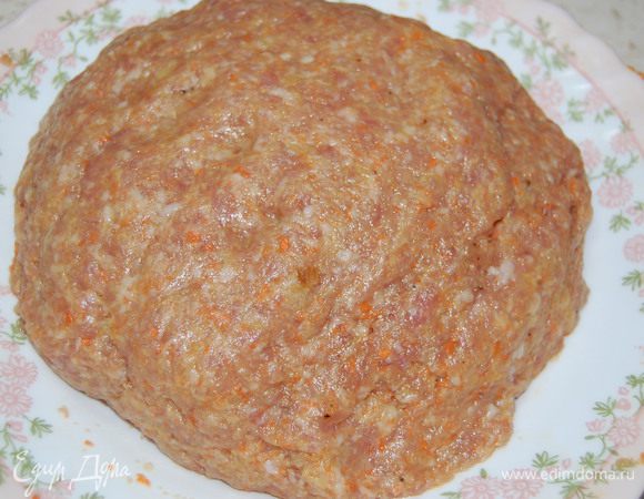 К фаршу добавить измельченные овощи, хлеб, посолить, поперчить, хорошо перемешать.