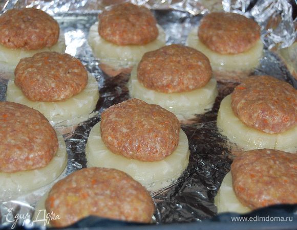 ...на колечки  сформированные из фарша шарики (или лепешки). Накрыть фольгой, запекать в духовке, разогретой до 180°С 30 минут.