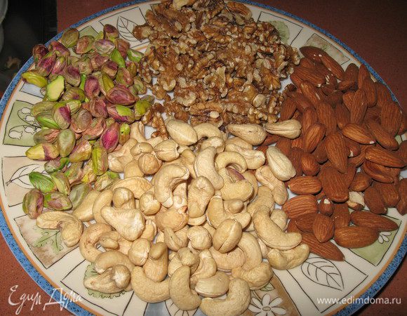 Орехи подсушить в духовке. В комбайне перемалываем орехи ,масло и сахар в однородную массу.  