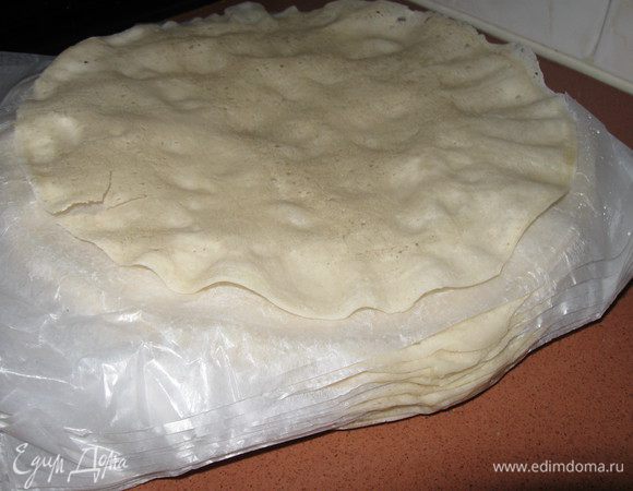 Выкладываем массу тонкой колбаской на тесто( в моем случае готовые лепешки для сигар). 
