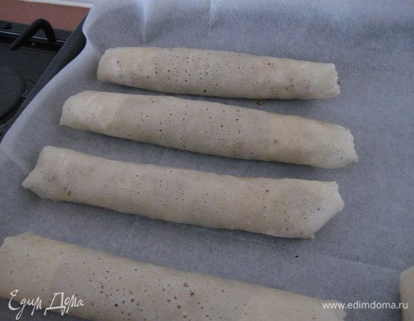 Заворачиваем как обычный блин и выкладываем на застеленный бумагой протвень.Выпекаем 12 мин при 230 гр.
