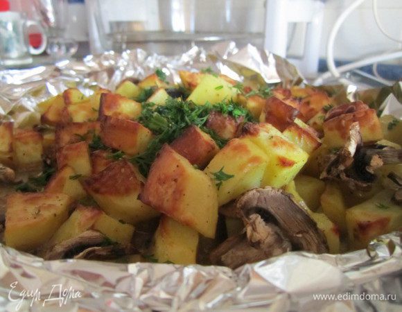 Кусочками(но не мелкими), в миску положила картофель+посолила+специи(у меня специи для картофеля+хмели-сунели)+поперчила...перемешать, чтобы вся картошечка была в специях и соли, и поливаем маслом оливковым(можно и растительным)хорошо перемешать и добавить грибы 