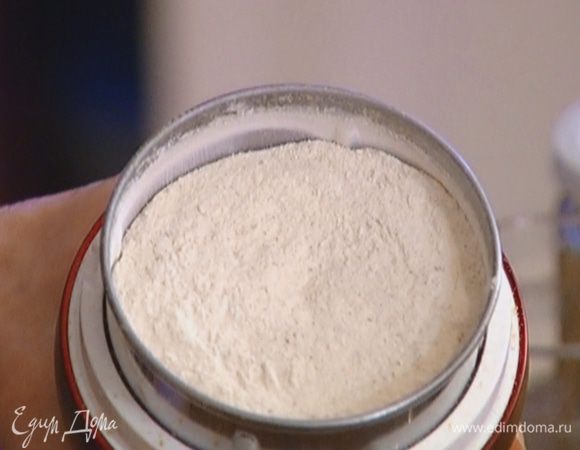 Гвоздику, корицу, мускатный орех и 3 ст. ложки сахара перемолоть в кофемолке в пудру.