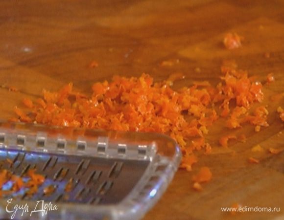 Цедру 2 мандаринов натереть на мелкой терке.