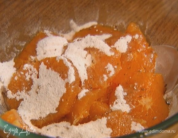 Все мандарины почистить, нарезать поперек кружками и присыпать 2 ст. ложками пряной сахарной пудры.