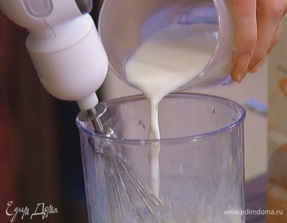 Яйцо соединить со сметаной, 70 мл молока, оставшимся сахаром и солью, все слегка взбить. Всыпать муку, разрыхлитель и снова взбить.