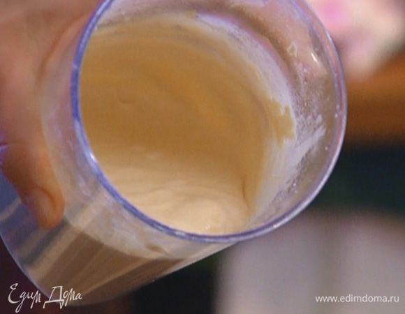 Влить в тесто оставшееся молоко и взбивать до получения однородной массы — тесто должно получиться как густая сметана.