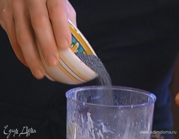 Добавить в тесто цедру мандарина и мак, перемешать.