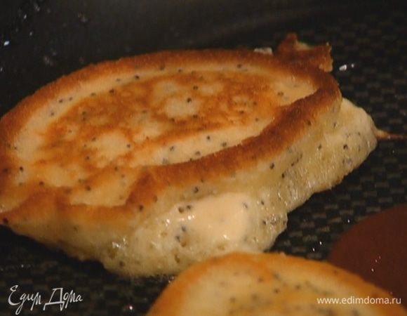 Разогреть в сковороде оливковое масло и испечь оладьи.