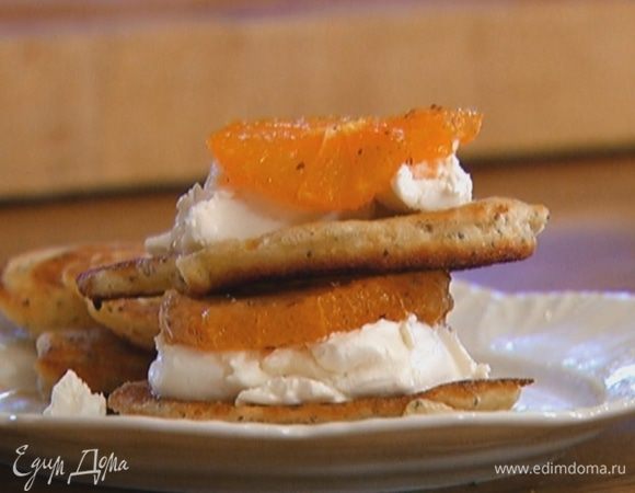 На половину всех оладий выложить по ложке сливочного сыра и по кружку мандарина, сверху поместить второй оладушек, немного сыра и кружок мандарина.