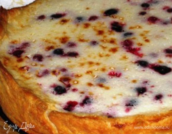 Если хотите такие пятнышки, как у меня на фото, перед тем как вытащить пирог, включите гриль на пару минут. Только не отходите. Резать полностью остывшим. Еще делала такой пирог с яблоком, айвой и бананом. Съедается очень быстро. Приятного аппетита!