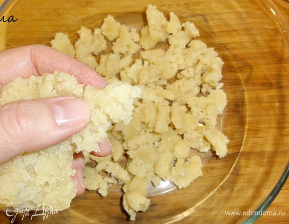 Марципан можно приготовить по рецепту http://www.edimdoma.ru/recipes/33068
Марципан разорвите на кусочки руками.