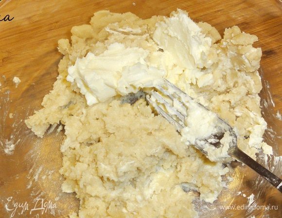 Сливочное масло комнатной температуры разотрите с марципаном в однородную массу.