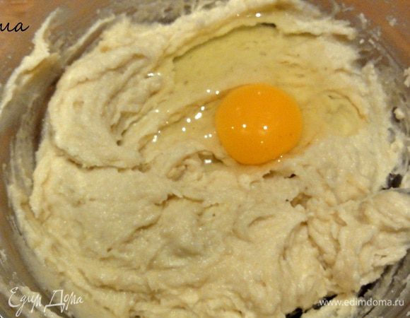 Введите яйца по одному и тщательно перемешайте.