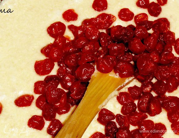 Добавьте вишню и еще раз перемешайте.