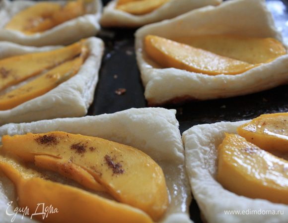 Тесто размораживаем, нарезаем квадратиками. Манго, нарезаем дольками, кладем на квадратики, слегка без фанатизма посыпаем пудрой и сахаром с ванилью. Отправляем в духовку. Печем, едим, довольно улыбаемся )))))