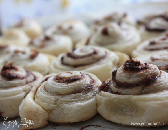 Получившиеся кружочки выложить на противень, покрытый пергаментом. Отправить в разогретую духовку минут на 20  (зависит от духовки)))) Приятного аппетита))))
